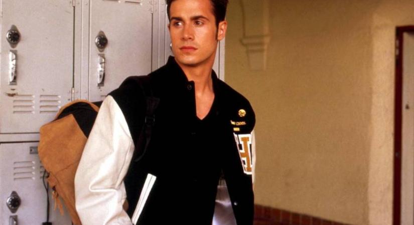 Ő volt a 2000-es évek ügyeletes szívtiprója: ősz hajjal és szakállal ennyire más Freddie Prinze Jr.