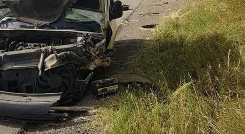 Teljes szélességében lezárták az utat, megállt a forgalom Görcsöny közelében