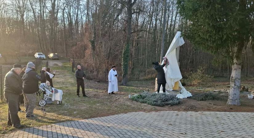 Saját erőből állított keresztet az elhunyt hívek emlékére egy férfi ezen a somogyi településen