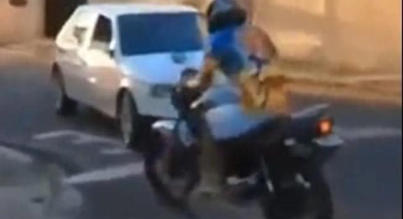 Videón, ahogy a rendőrök lekapcsolják az őrült motorost!