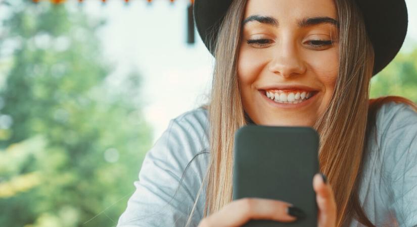 Lassul a telefonod és gyorsan merül? Ezt az egy rejtett beállítást azonnal kapcsold ki!