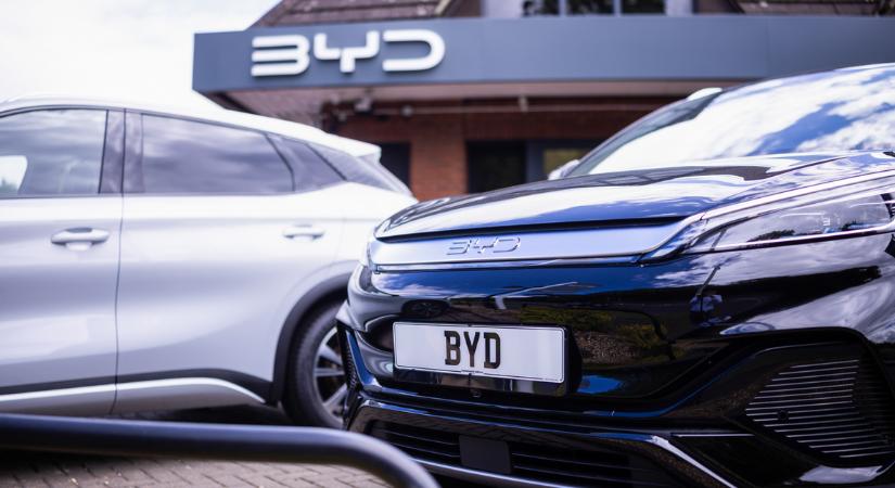 Fájdalmas csapás a világ leggazdagabb emberére: a kínai BYD lekörözte a Teslát
