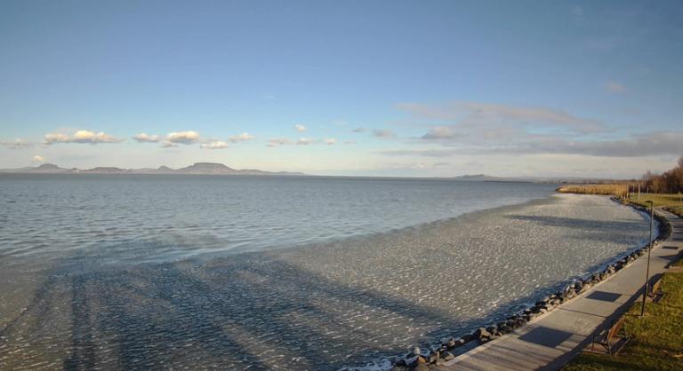 Megindult a jegesedés a Balatonon, a viharos szél ellenére is elkezdett befagyni a tó