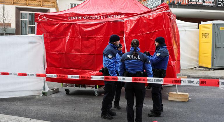 Megrázó videó a svájci tragédiáról: próbálják eloltani a tüzet, miközben még tart a buli, aztán már mindenki menekül