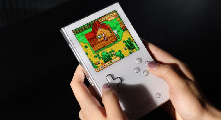 A luxus Game Boy rejtett touchpaddel érkezik, és már most előrendelhető