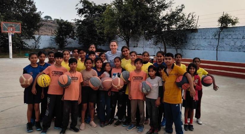 Hátrányos helyzetű indiai gyerekekkel kosarazott a KSC Szekszárd edzője