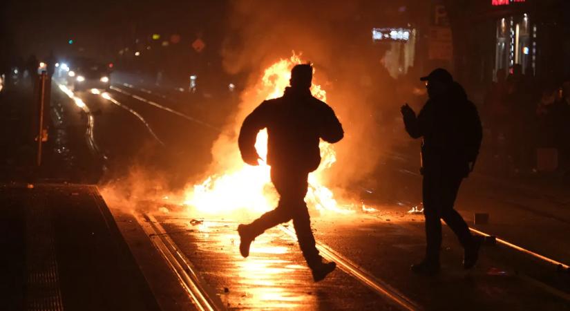 Tűzijátékkal támadtak a rendőrökre a migránsok Németország-szerte – videók