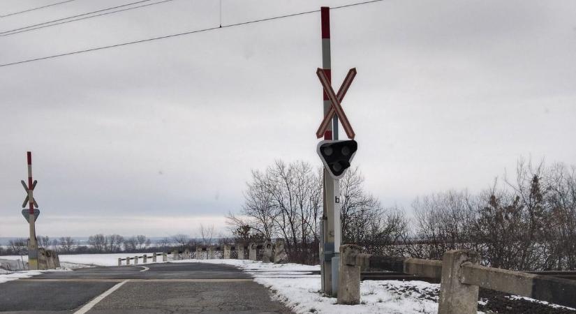 Óvatosan, aki arra jár! - Nem működik a fényjelzés a forgalmas vasúti átkelőhelyen