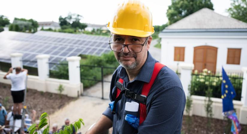 „Örülök, hogy a választás előtt nem mernek beköltözni” – Hadházy lőtt egy szelfit az üresen álló Hatvanpusztán