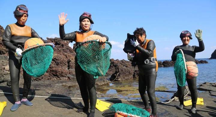 Naponta százszor úsznak az óceán mélyére ezek a nők: a tenger asszonyaiként emlegetik őket