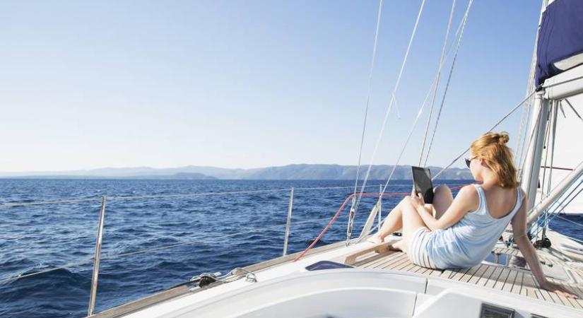 Ilyen a home office egy vitorláson: nem mindennapi életet él ez a pár