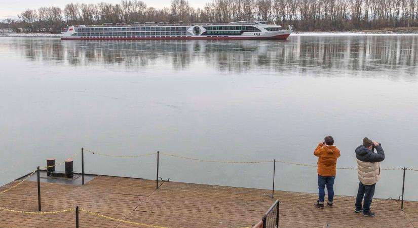 Továbbra is Kolozsnémánál vesztegel a Dunán megfeneklett szállodahajó (GALÉRIA)