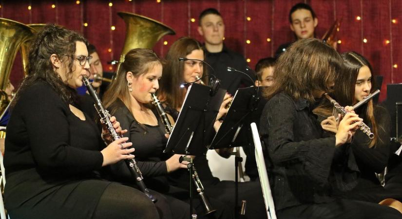 Zenével köszöntik az új esztendőt