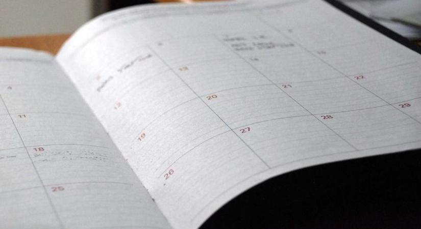 2026 bővelkedik a hosszú hétvégékben: mutatjuk a dátumokat, amelyek sokaknak segíthetnek majd a jövő évi szabadságok megtervezésében