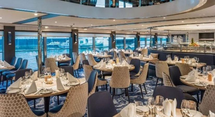 Így néz ki belülről a svájci luxus szállodahajó, amely fennakadt Gönyűnél - videó, fotók