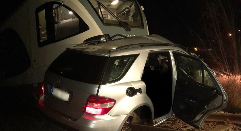 A piros jelzés ellenére a várakozó autókat kikerülve hajtott a vonatsínekre az a sofőr, aki négy ember halálát okozta