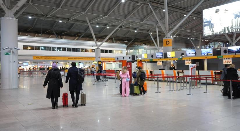 Őrizetbe vettek egy ukrán férfit, aki órákig üldögélt egy zavarókészülékkel a varsói reptéren