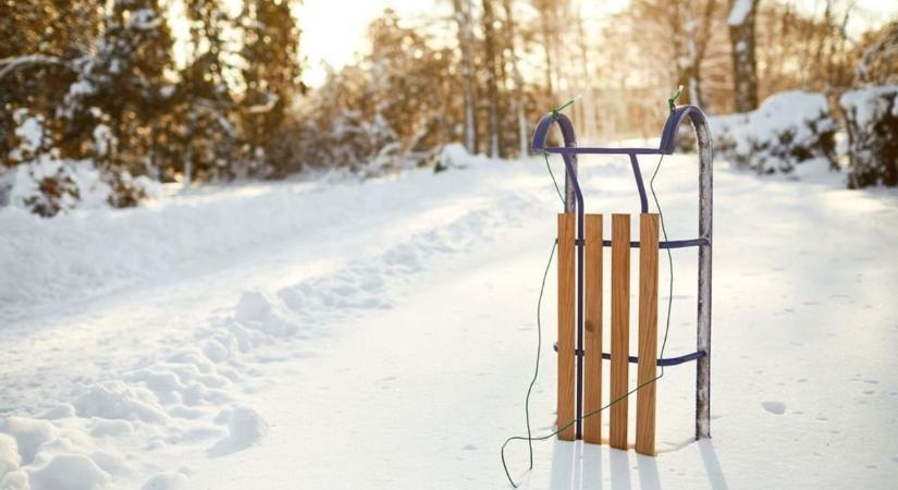 Elesett a vásárhelyi szánkózódombon egy apuka és percekig eszméletlenül hevert