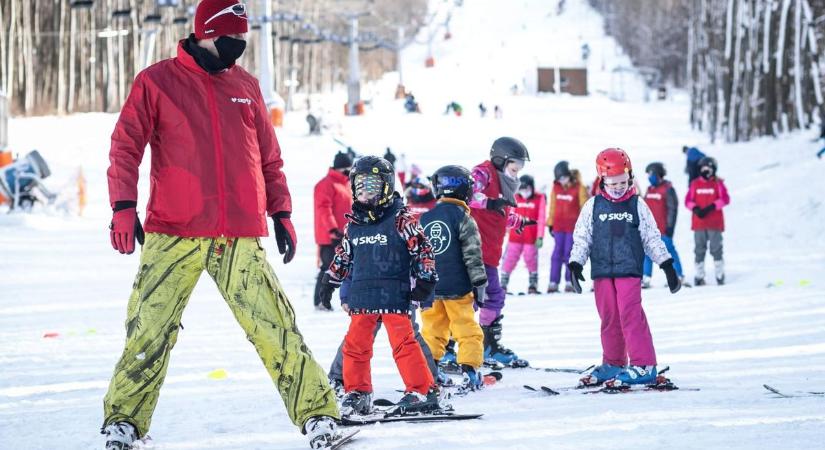 Remek az élet most a hegyen! A bakonyi síszezon egyre több sportélményt kínál (videó)