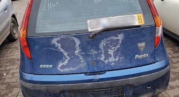 Hihetetlen: jogosítvány nélkül vezetett egy férfi, az autónak pedig már 9 éve lejárt a rendszáma