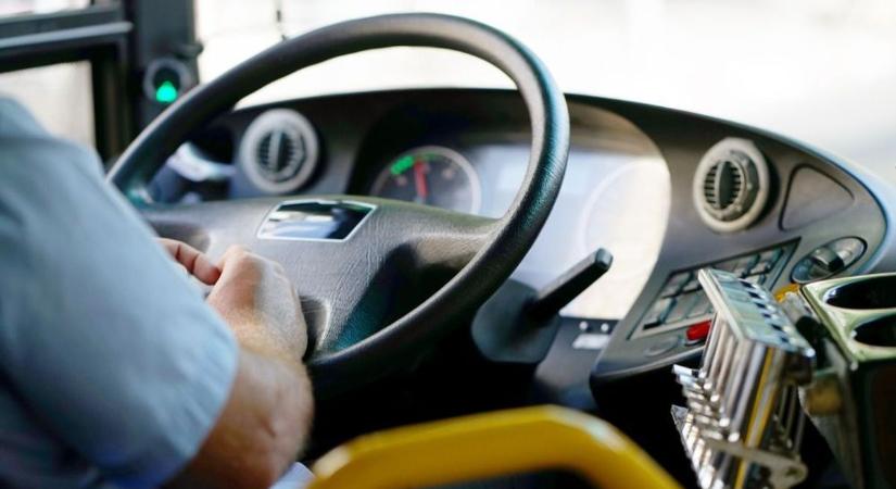 Egy cigi is belefért a buszsofőrnek menet közben – a szegedi tömegközlekedés állapota borzolja a kedélyeket