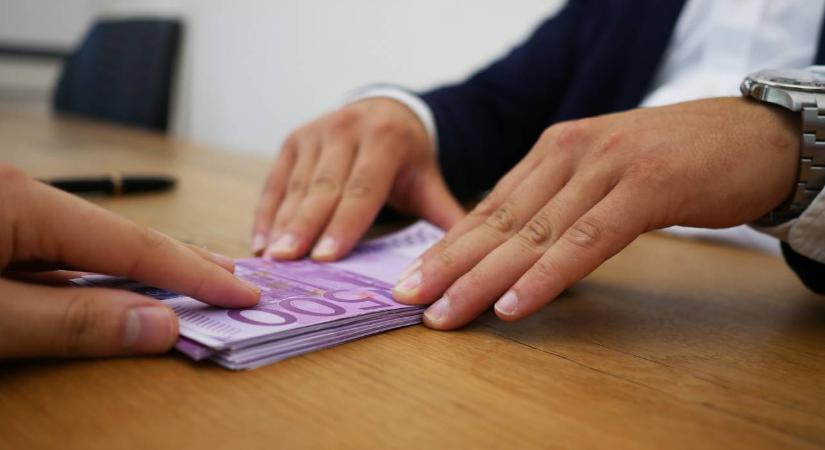 Készpénzes korlátozás közeleg: Az új EU-s szabályozás minden magyart érint