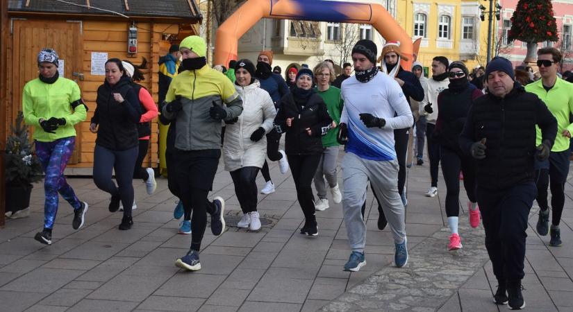 Szilveszteri futóversennyel búcsúzott az év Pápán (képgaléria, videó)