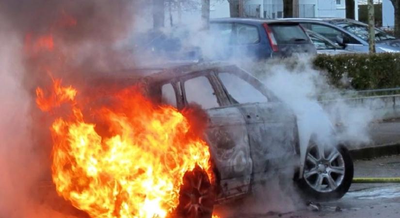 Migránsterror Nyugat-Európában: sérült rendőrök, felgyújtott autók