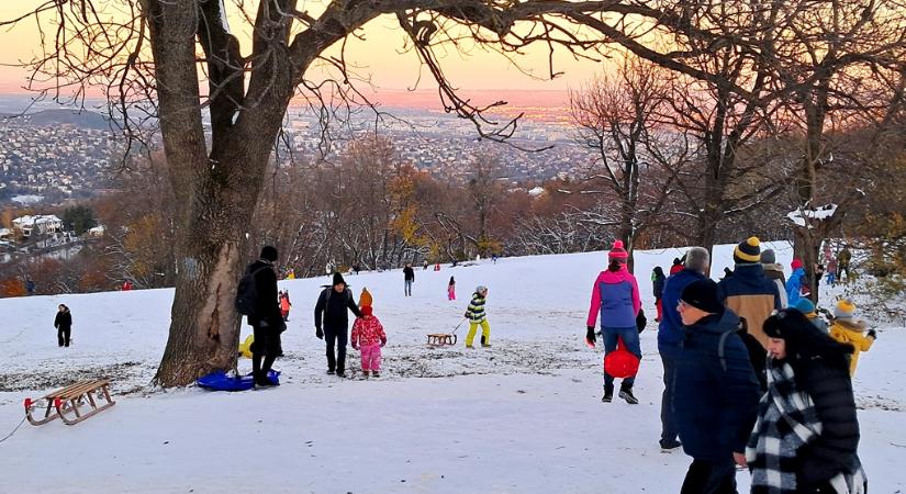 Olyan sokan mentek szánkózni a Normafára, hogy senkit nem engednek fel autóval