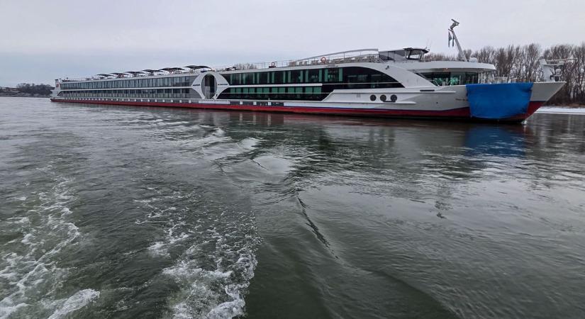 Mi a helyzet a Dunában rekedt hajómonstrummal? Mutatjuk a legújabb infókat, friss galéria