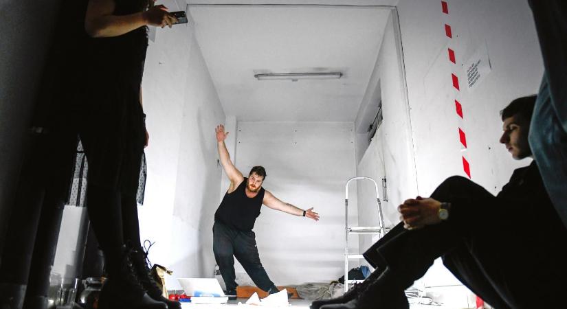 „Túlélni a féldecis rezsimeket” – Biztosabb helyen, bizonytalan jövővel nyitott meg Freeszfe új oktató- és alkotóműhelye