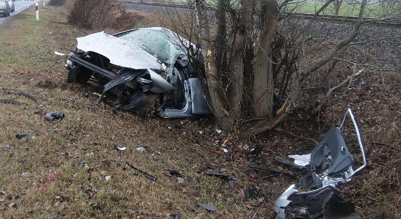 Fotók: halálos baleset történt az 5-ös főúton, roncs lett az autóból