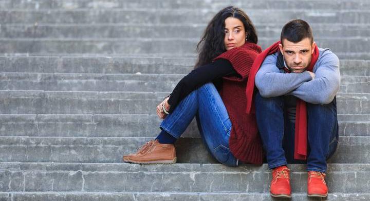 4 jel, hogy egyedül vagy a házasságodban