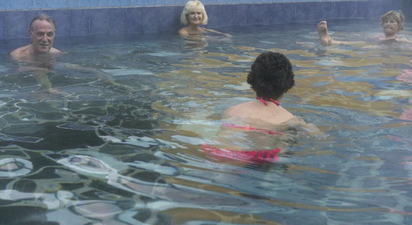 Ennyi volt: bezárja részlegeit a legendás vidéki gyógyfürdő, belerokkan a város a fenntartásába