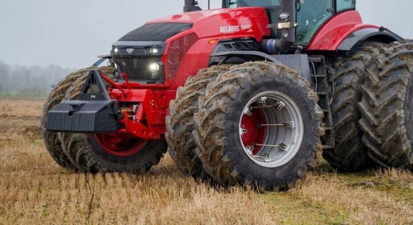 Meghökkentő munkagépet szereltek az MTZ nagytraktora mögé, óriási pénzekért fejlesztették ki