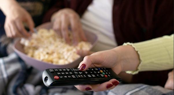 Amikor az esték rövidebbek lesznek: hogyan választanak az emberek a sorozat, a játék és a hírek között