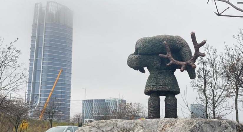 A Mol-torony felé tekint a legújabb Kolodko-szobor