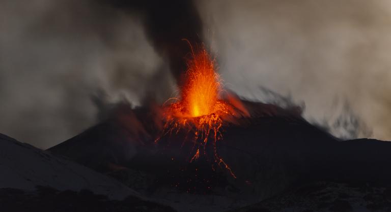 Nem csillapodik az Etna, ömlik a láva