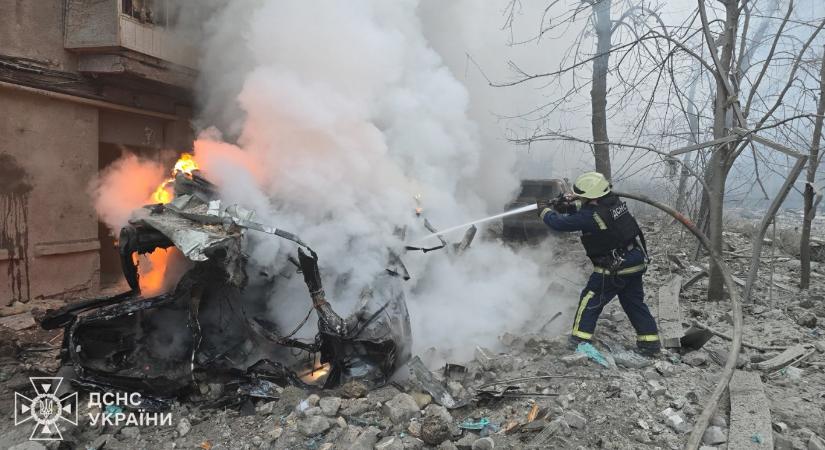 Az oroszok ballisztikus rakétával lőttek szét egy lakóépületet Harkiv központjában