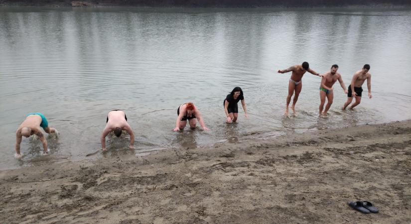 Húsznál is többen csobbantak a jeges vízben Mindszentnél – videóval