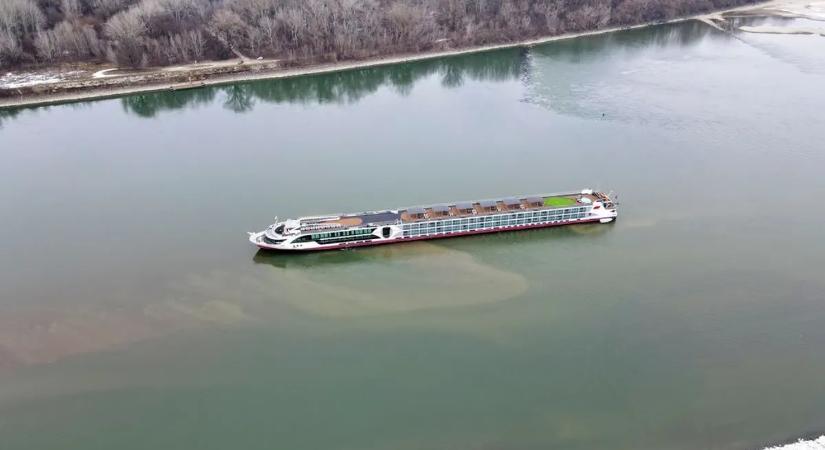 Hatalmas luxushajó feneklett meg a Dunán: képeken a zátonyon veszteglő monstrum