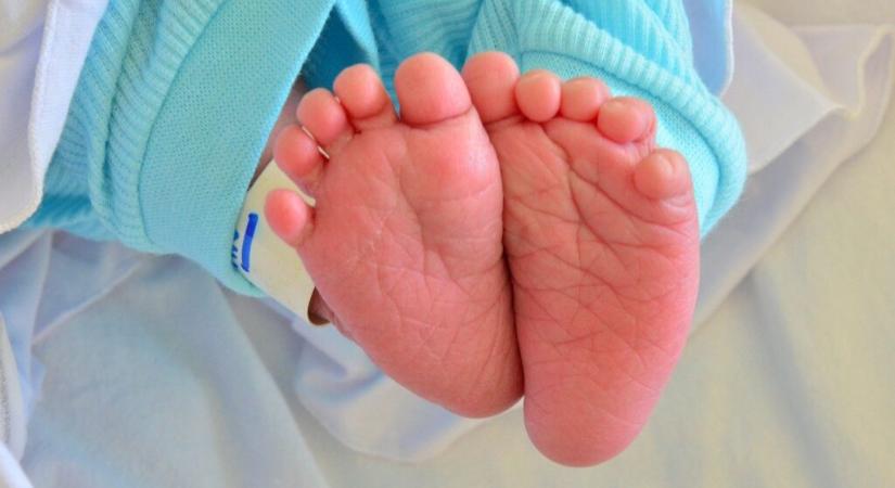 300.000 dinárt kapnak 2026 első babái