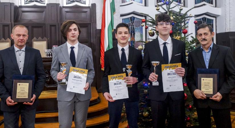 Díjazták a Debreceni Lövészsuli sportolóit