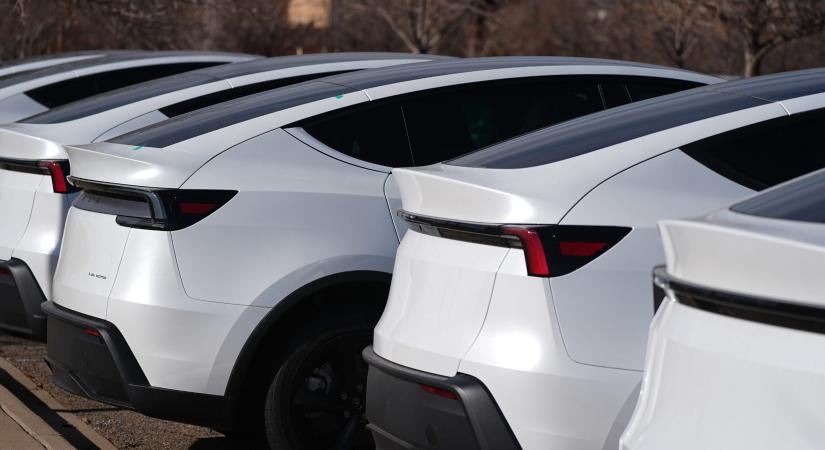 A Tesla tovább veszít lendületéből: csökkenő eladások, bizonytalan kilátások