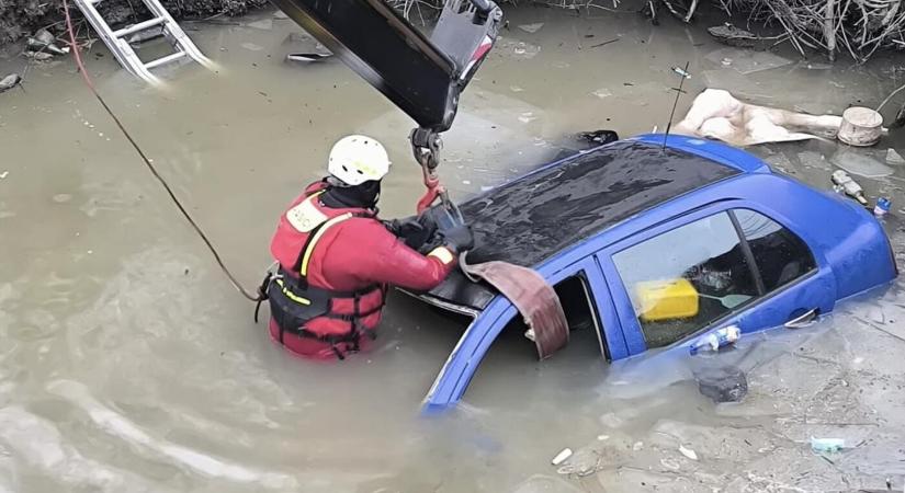 Iszonyú tragédia Vágsellye és Deáki között – árokba zuhant egy autó, utasát holtan találták