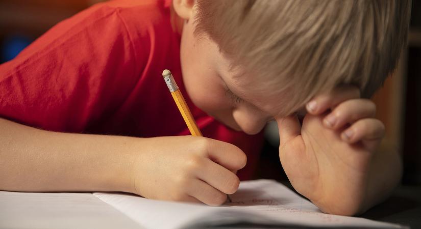 Túlszabályozott az iskolaérettségi rendszer, évente több ezer diáknak kell megismételnie az első osztályt