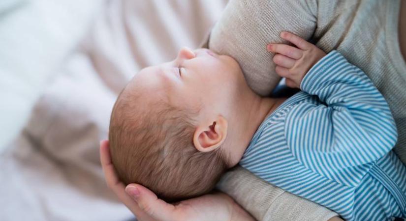 Tej szivárog a kisbaba melléből? Erről a tünetről még az anyukák is ritkán beszélnek