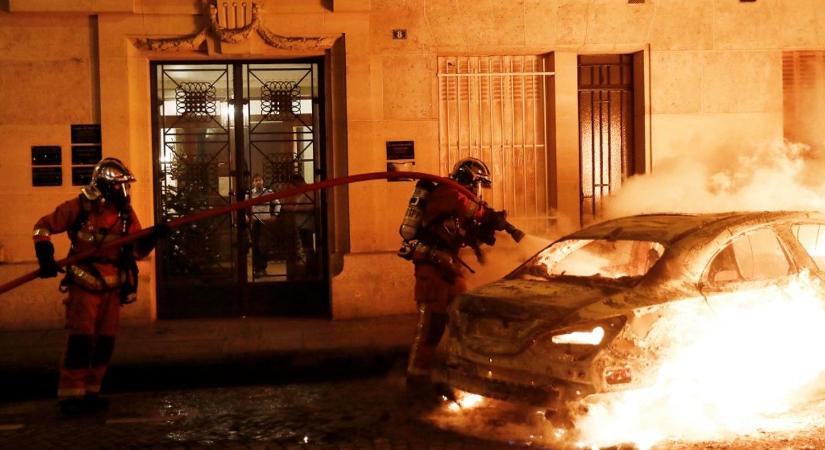 Elképesztő videókon a migránsok szilveszteri tombolása: ezernél is több autó lángolt, a rendőrök ellen pedig szabályos háborút indítottak