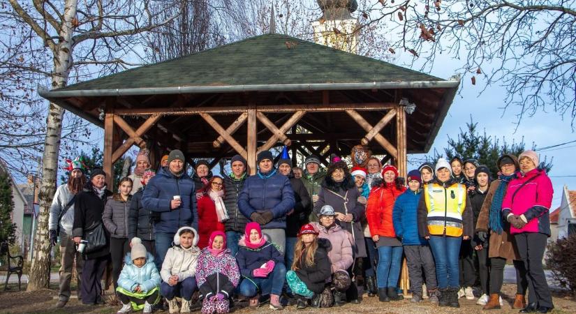 Bolondos évbúcsúztató Bágyogszováton, végigfutottak a falun síppal-dobbal - Vicces képgaléria