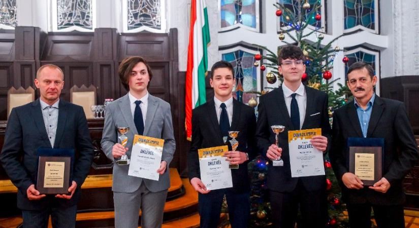 Elismerték a Debreceni Lövészsuli kiválóságait